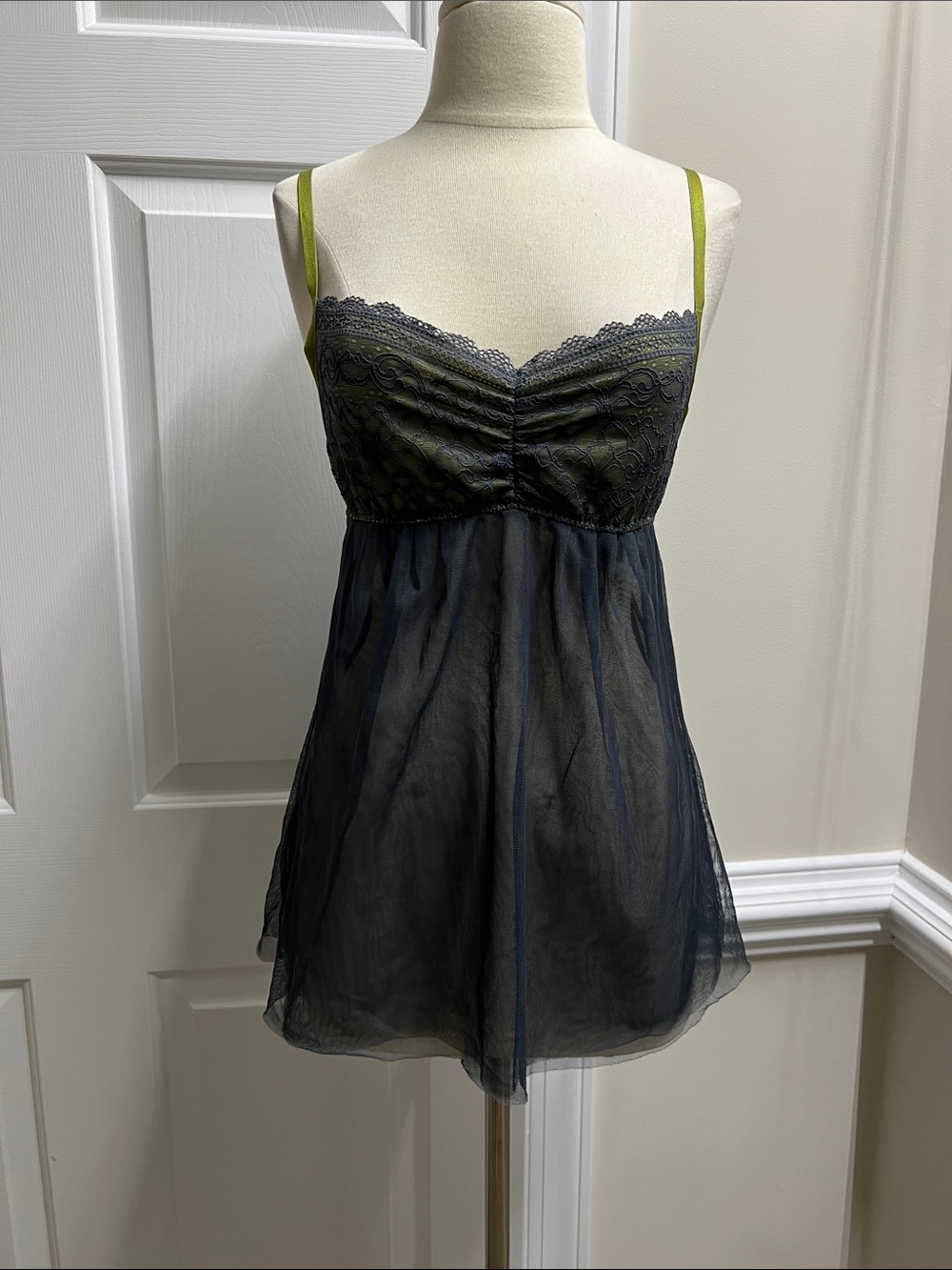 Simply Vera Vera Wang dark gray Sheer Lace Chemise lingerie Green Straps medium